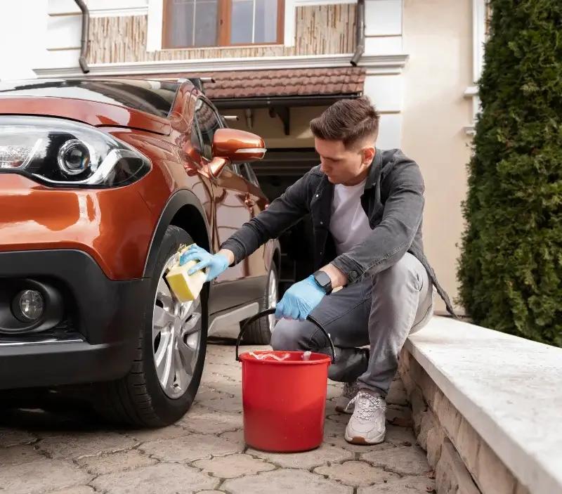 Lavage auto à domicile Carcen-Ponson : professionnel intervenant sur un véhicule